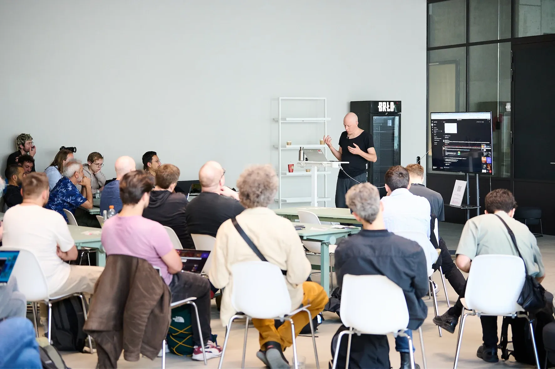 Alex Feyerke presents a PouchDB workshop via a monitor, a live stream of his screen is also available. Photo by Susanne Elsässer.